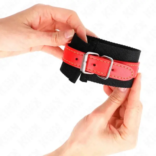 KINK - Muñequera de nylon negro con correa polipiel rojo ajustable - Imagen 3