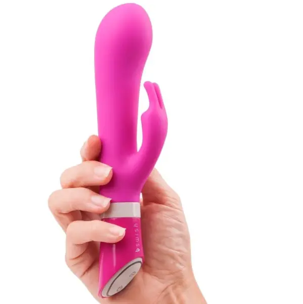 B SWISH - Vibrador rabbit Bwild Deluxe con estimulación clitorial en color frambuesa - Imagen 2