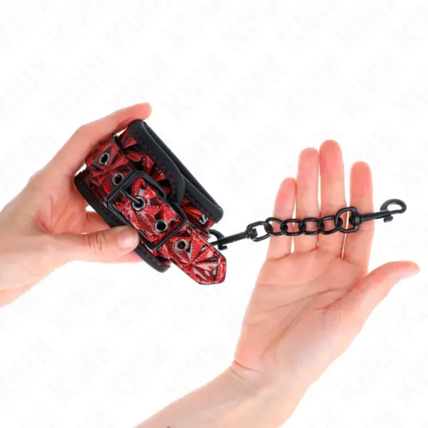 KINK - Muñequera con Patrón de Diamantes Rojo Oscuro Ajustable - Imagen 3