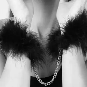BIJOUX - ZA ZA ZU Feather Handcuffs: Esposas de Plumas para el Placer Único