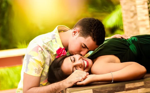 Pareja disfrutando con juguetes eróticos de marca