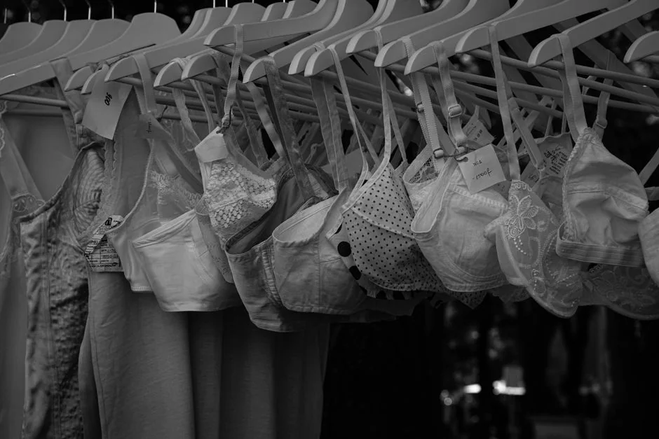 Prendas de lencería colgadas en una tienda