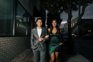 Pareja elegante paseando de noche por la ciudad — el hombre Capricornio