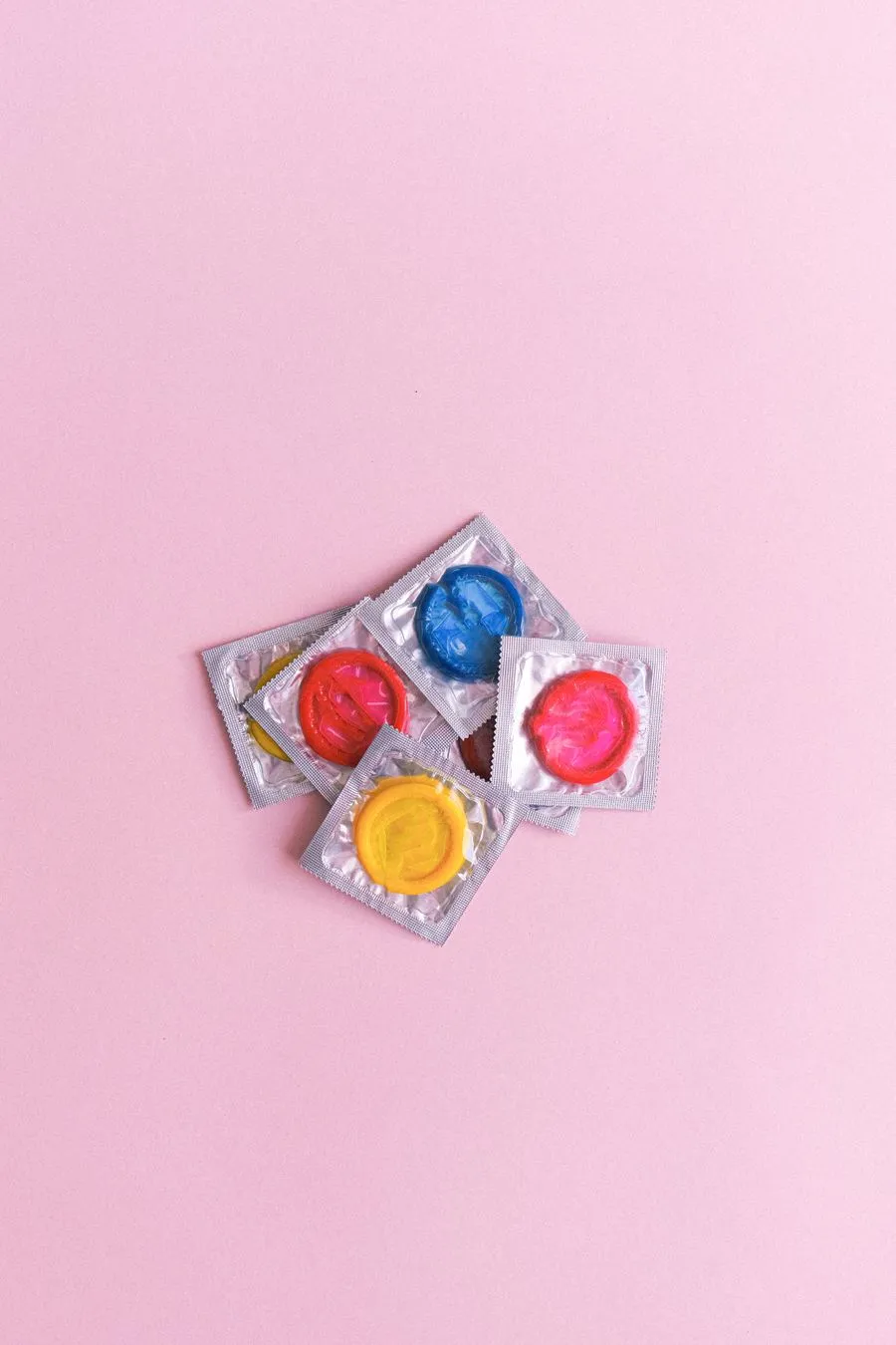 Preservativos de colores de distintas tallas vistos desde arriba