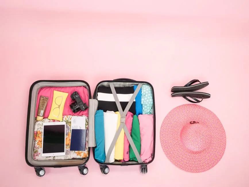 Maleta abierta preparada para un viaje de verano