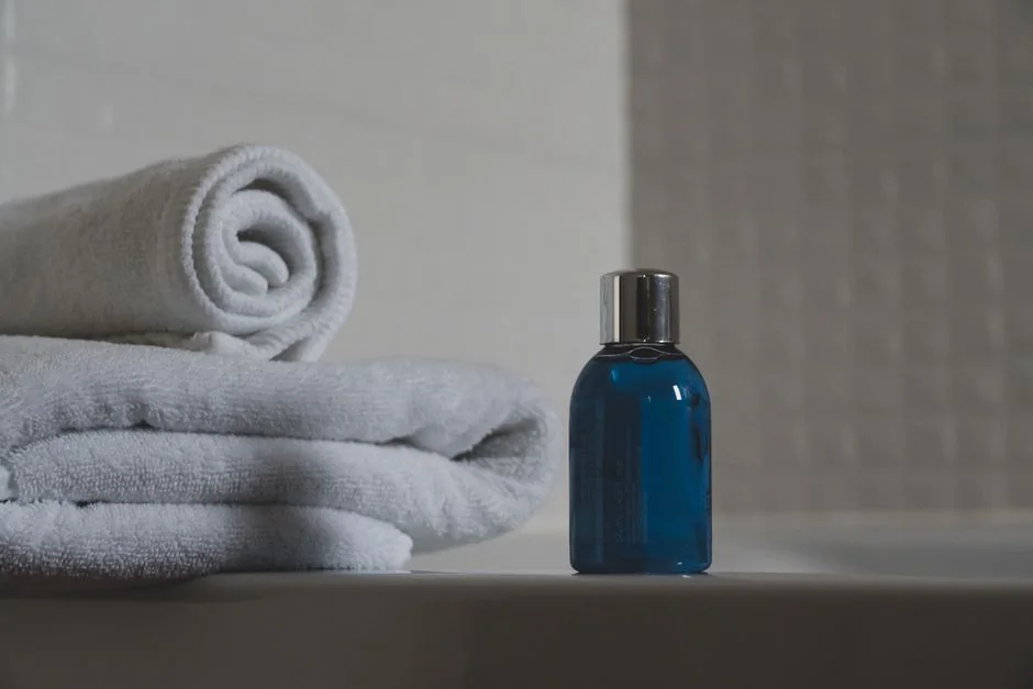 Baño limpio y ordenado con toallas dobladas